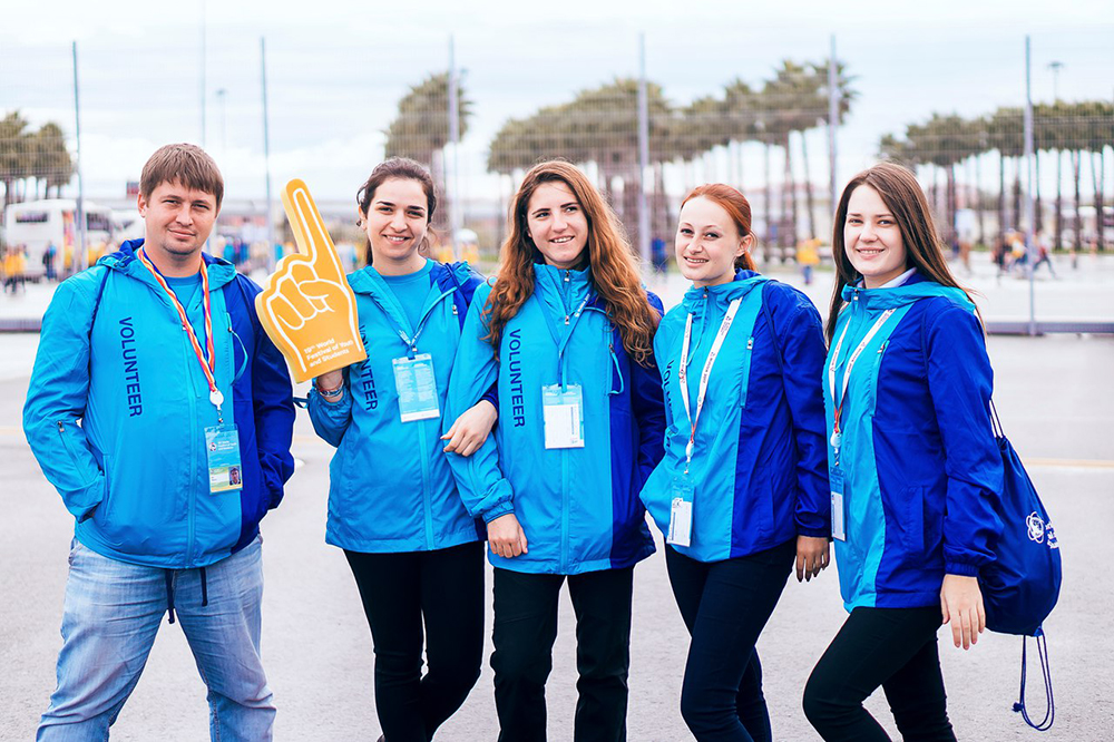 Одежда волонтеров. Волонтеры ВФМС 2017. Волонтёры в Сочи на Всемирном фестивале молодёжи. ВФМС В Сочи. Форма волонтеров.