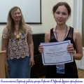 Исполнительный директор учебного центра Инфотекс А.Чефранова вручает сертификаты