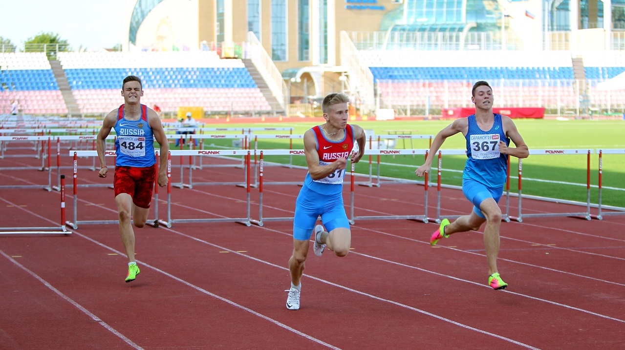 Панфилов (в центре)