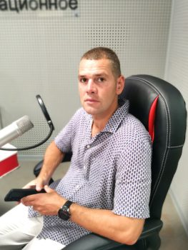 2021_08_05_gost_v_studii_mihail_sergeev-263x350