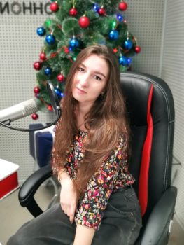 2021_12_03_v_fokuse_gost_v_studii_alyona_zarajskaja-263x350