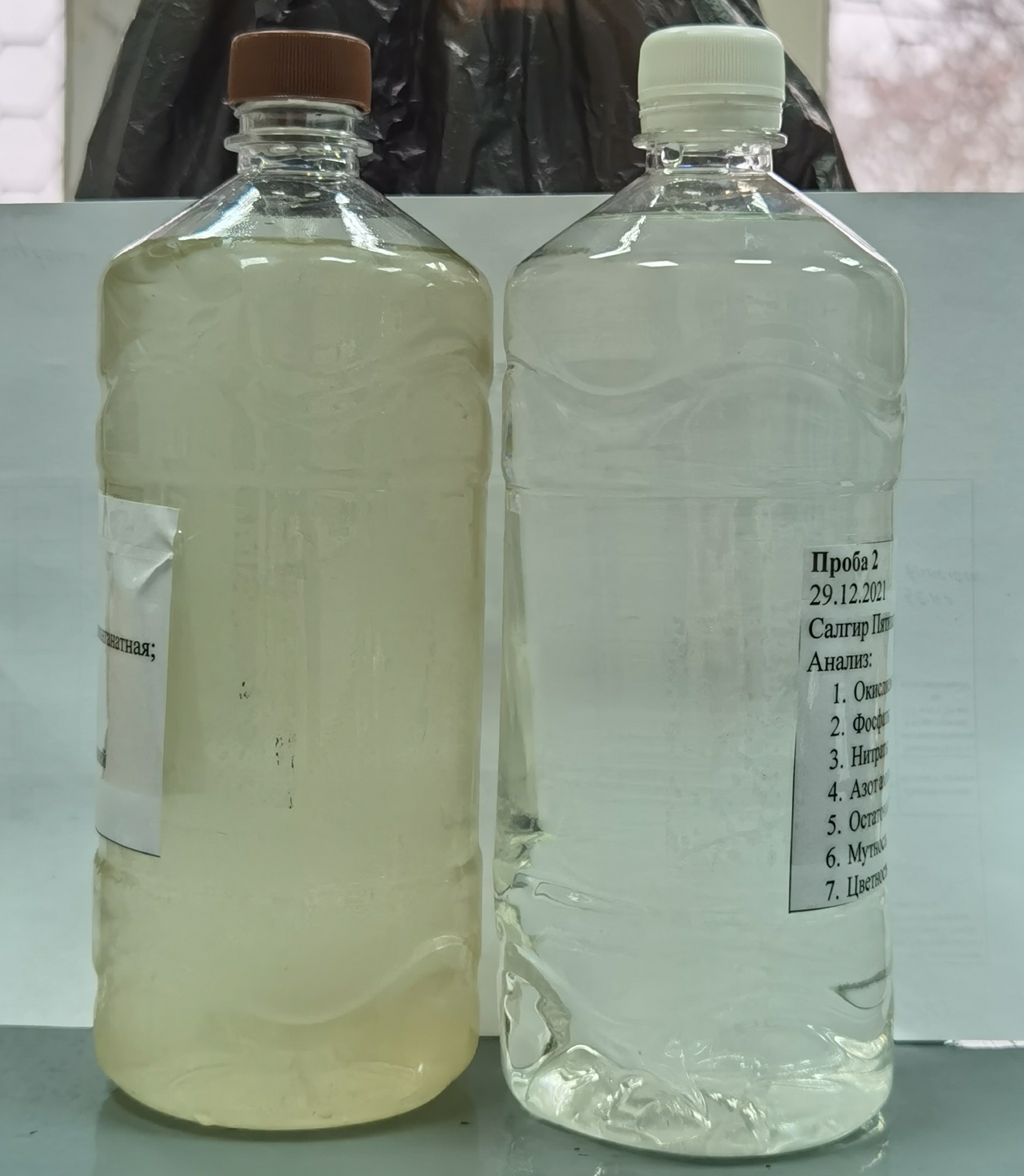 Исходная речная вода (слева) и вода, прошедшая очистку (справа)