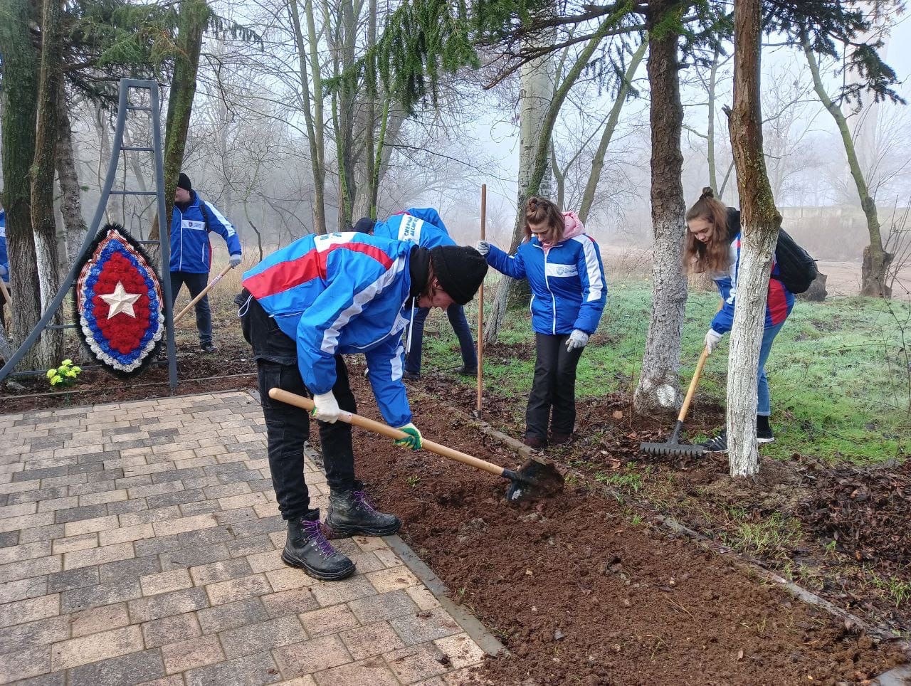 003_г. Саки_Памятник трудящимся химзавода, павшим в боях за свободу и независимость нашей Родины