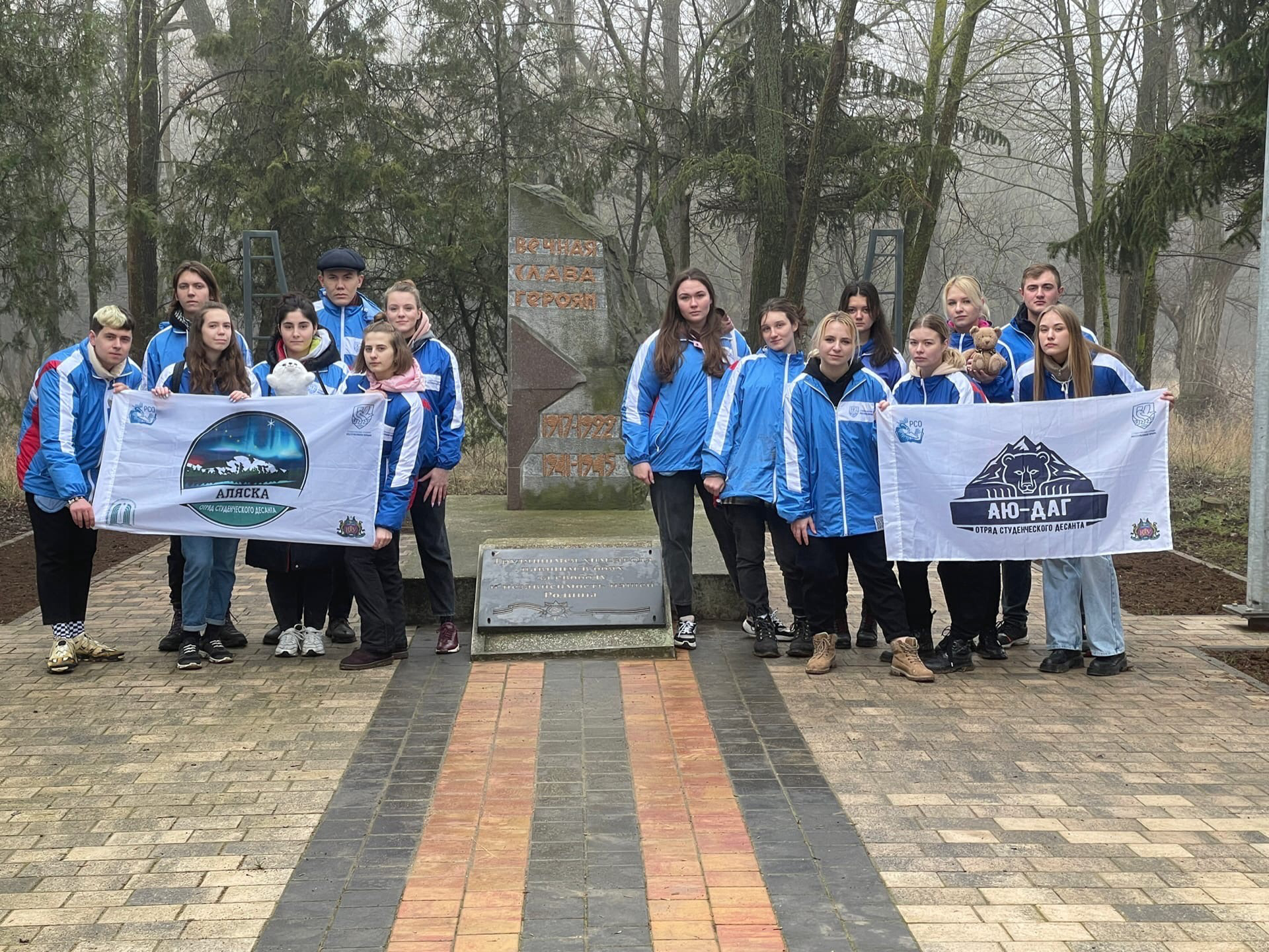 004_г. Саки_Памятник трудящимся химзавода, павшим в боях за свободу и независимость нашей Родины