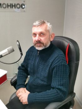 2022_02_14_linii_1j_chas_gost_v_studii_gennadij_samohin-262x350