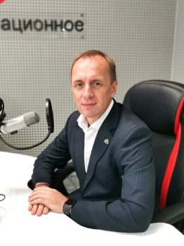 2022_09_13_v_fokuse_gost_v_studii_sergej_elkin-262x350