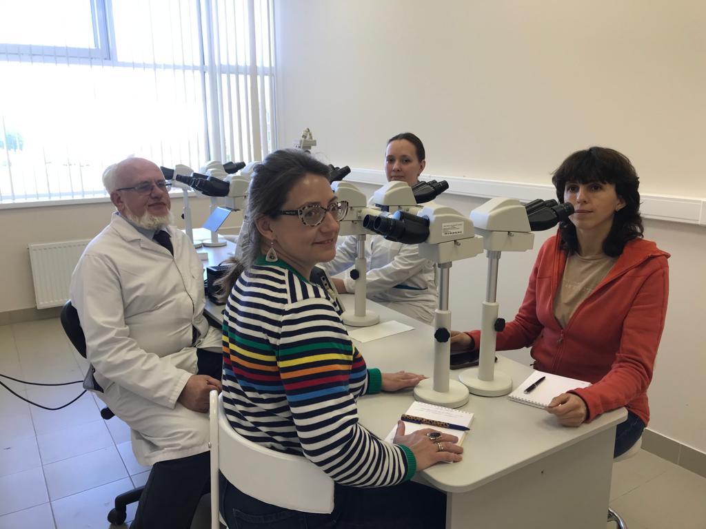 сотрудники ЦНИЛ в лаборатории патоморфологии НМИЦ с проф. Цинзерлингом В.А и к.мед.н. Семеновой Н.Ю.