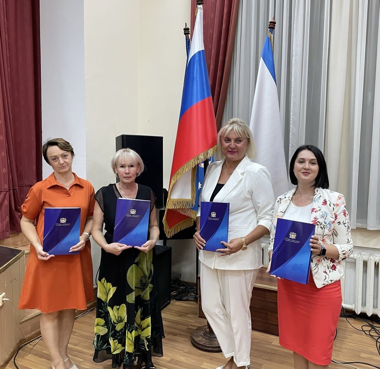 photo_5226868078908918931_y