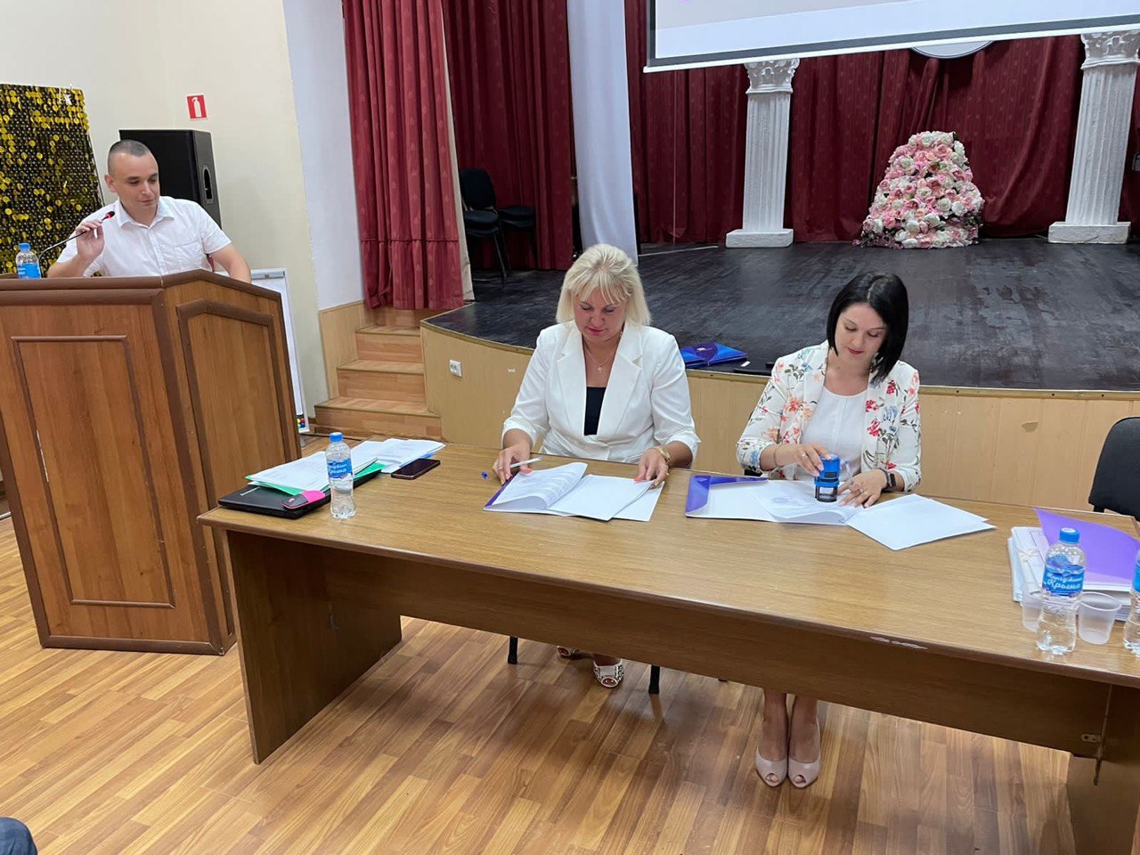 photo_5226868078908918934_y