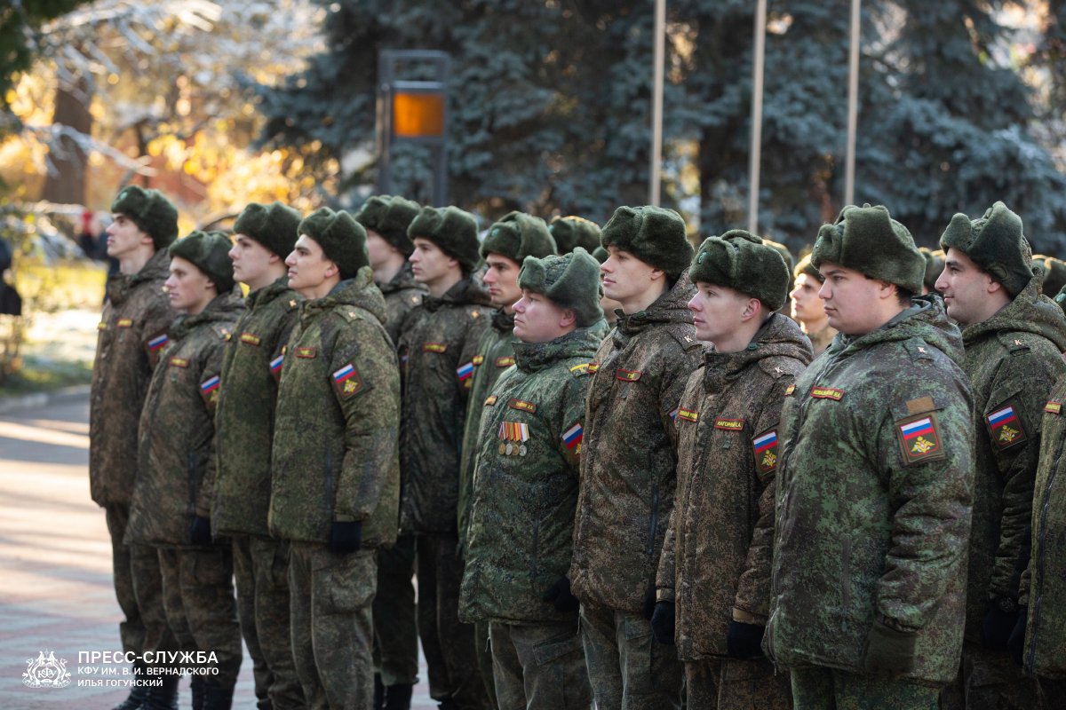 Курсантам Военного учебного центра КФУ вручили офицерские погоны | Крымский  федеральный университет