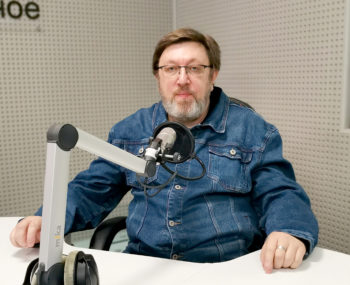 2024_04_19_chgu_gost_v_studii_dmitrij_prohorov-350x285