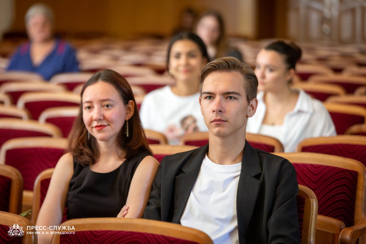 Премьера спектакля «Дом хороших, в сущности, людей» прошла в КФУ | Крымский  федеральный университет