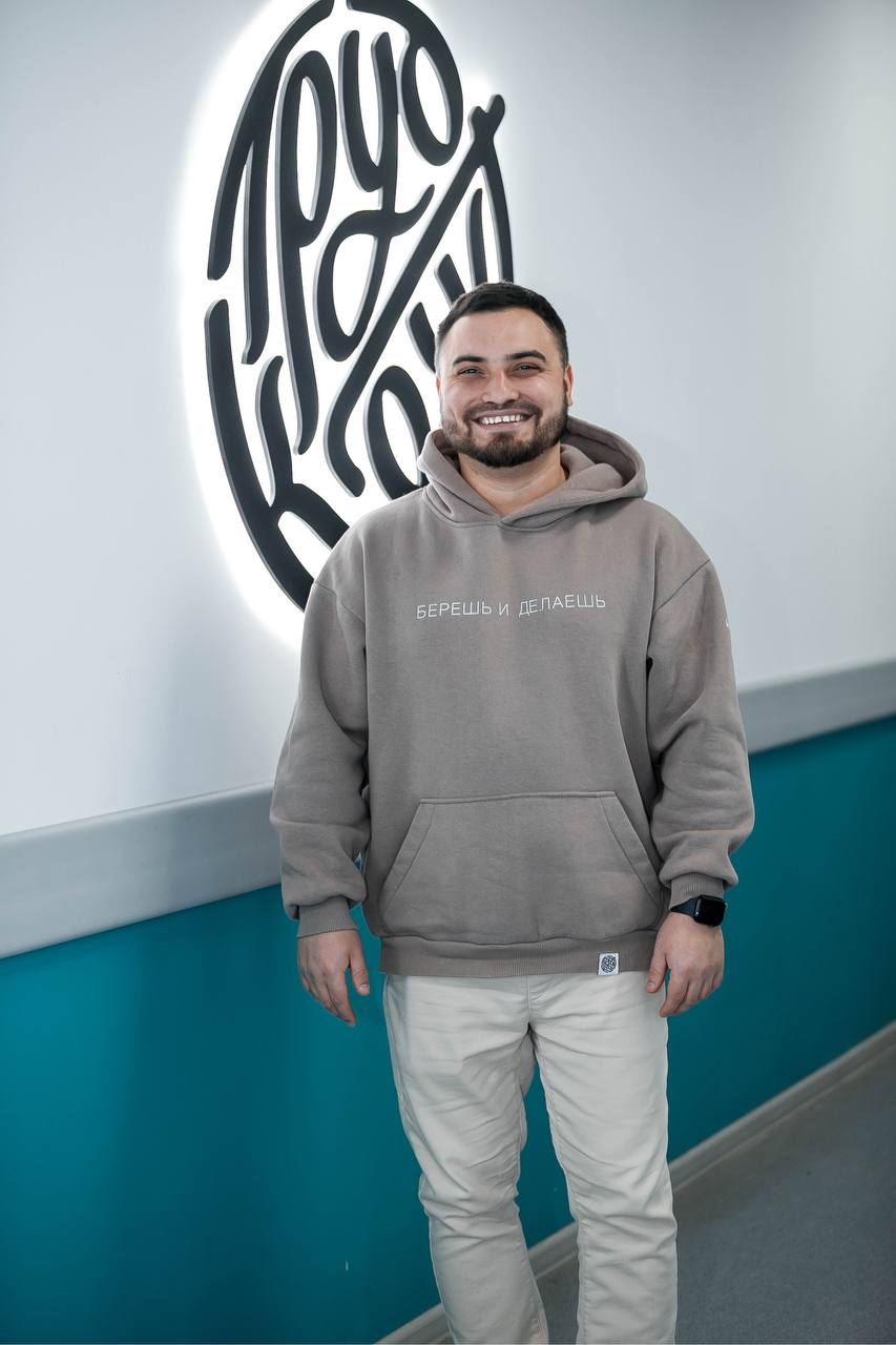 photo_5289528984582874464_y