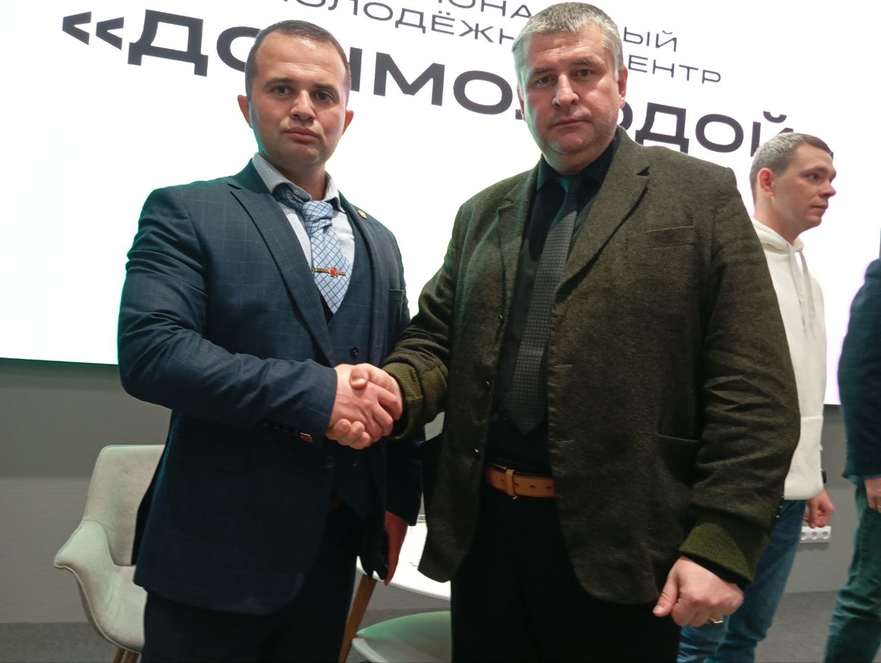 photo_5337249236632332391_y