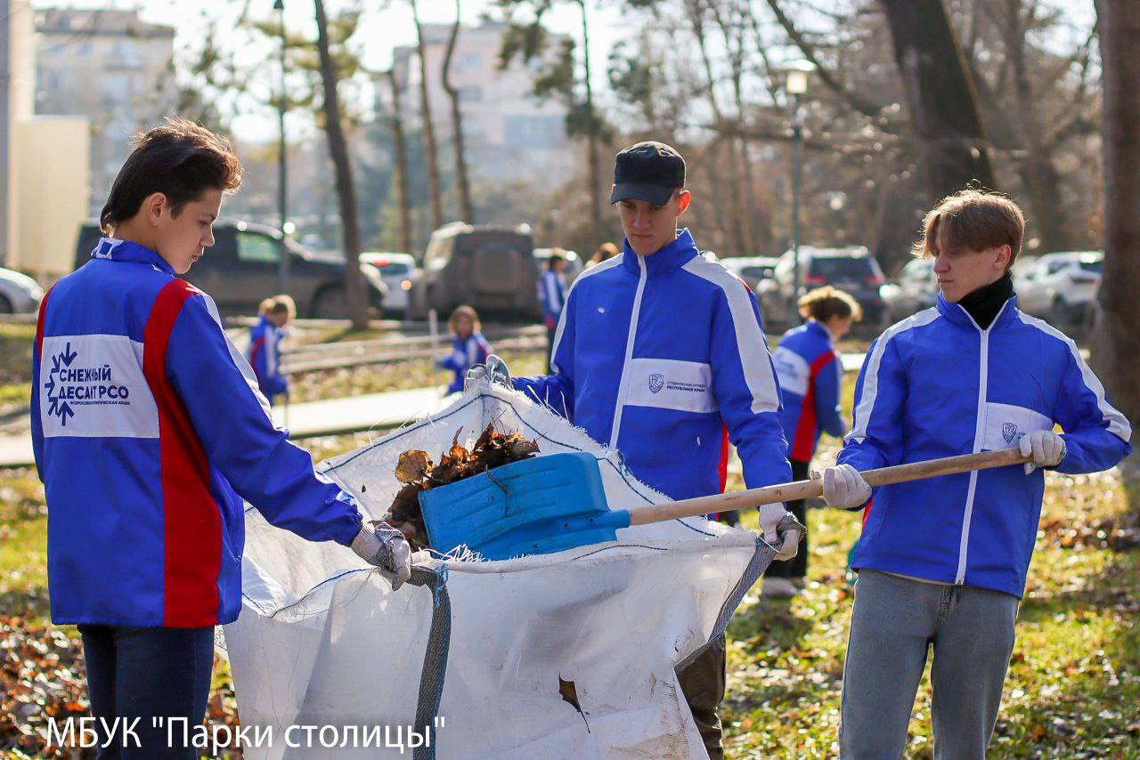150 студентов и школьников приведи в порядок территорию Ггагринского парка_2