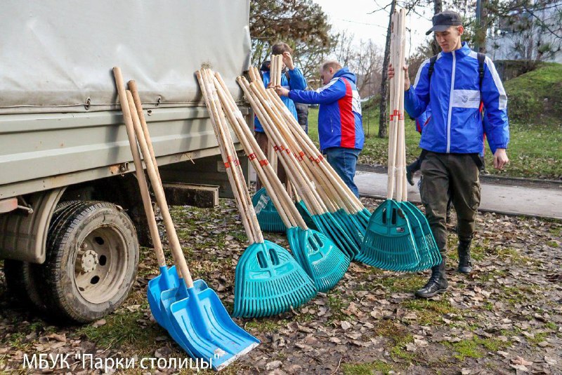 150 студентов и школьников приведи в порядок территорию Ггагринского парка_3