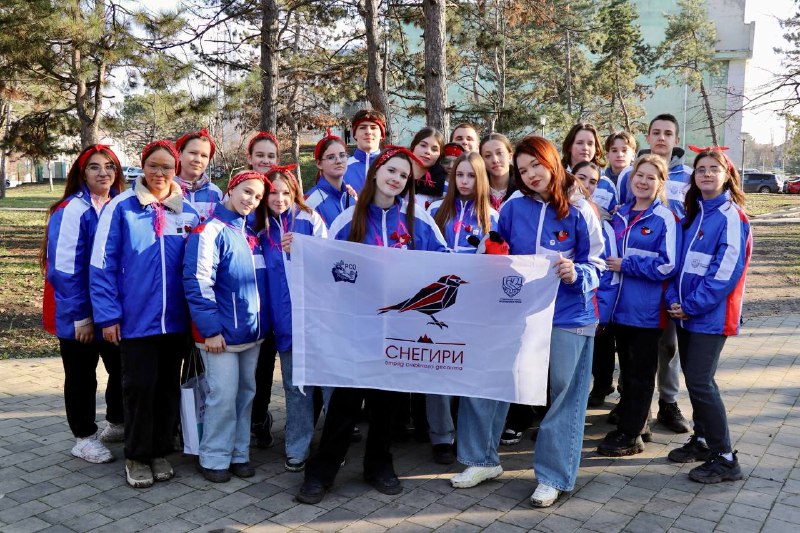 150 студентов и школьников приведи в порядок территорию Ггагринского парка_5