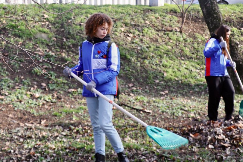 150 студентов и школьников приведи в порядок территорию Ггагринского парка_7