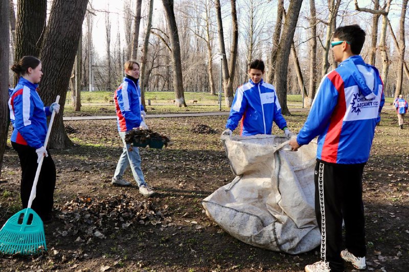 150 студентов и школьников приведи в порядок территорию Ггагринского парка_8