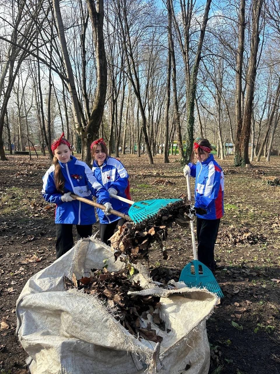 150 студентов и школьников приведи в порядок территорию Ггагринского парка_9
