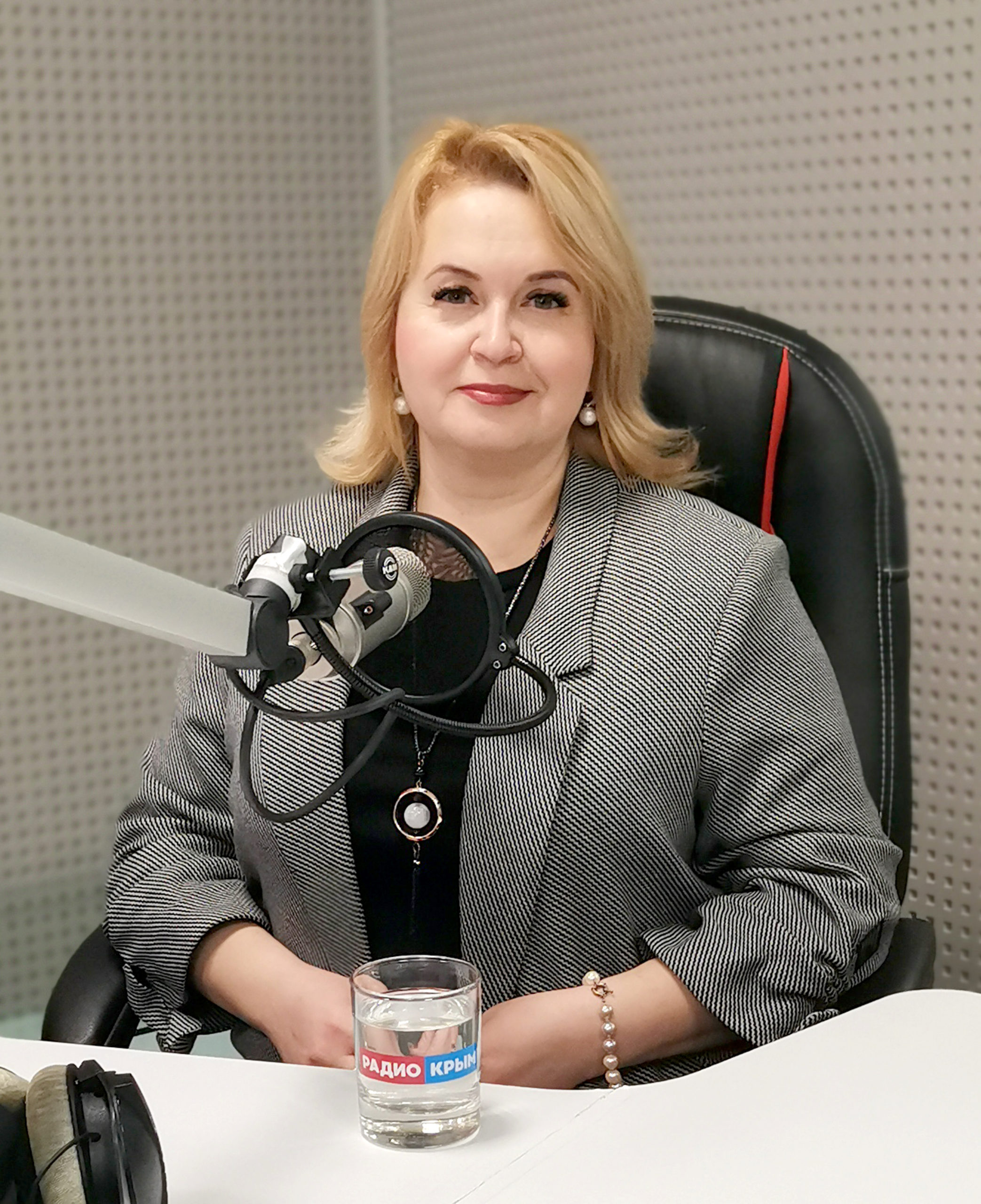 2025_02_19_linii_gost_v_studii_natalja_karmazina-scaled