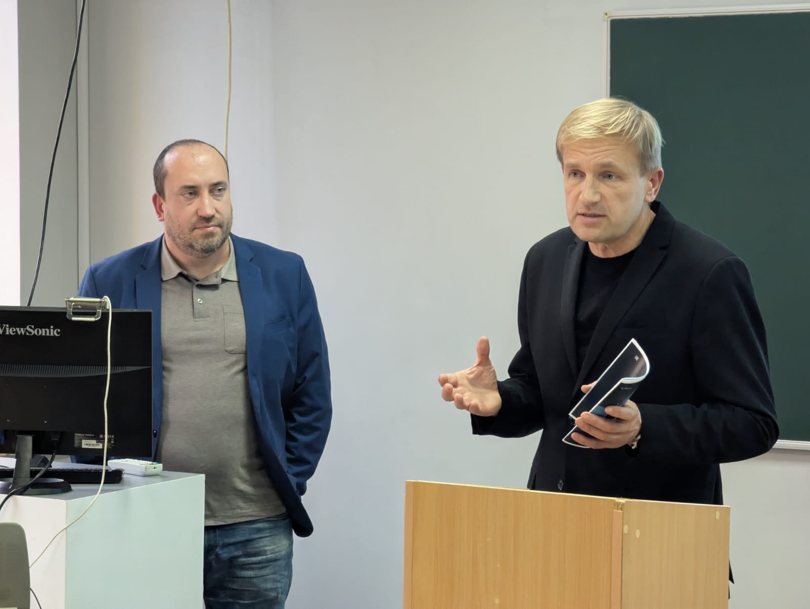 d8f52bf7-2848-400e-88ac-7977b4c8ce66