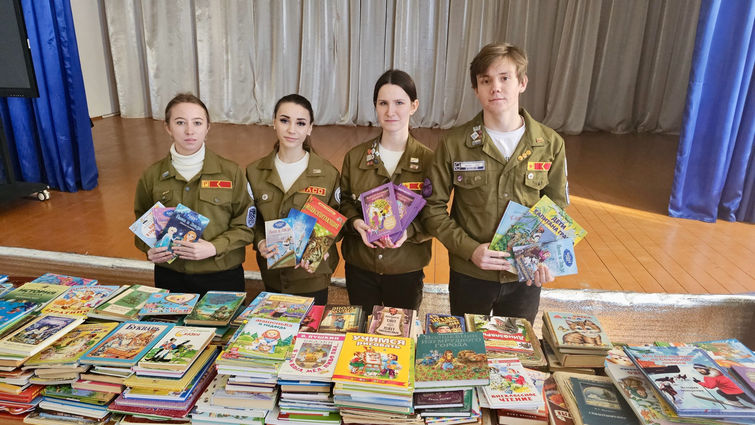 Бойцы_РСО_в_Международный_день_дарения_книг_передали _более_тысячи_книг_3