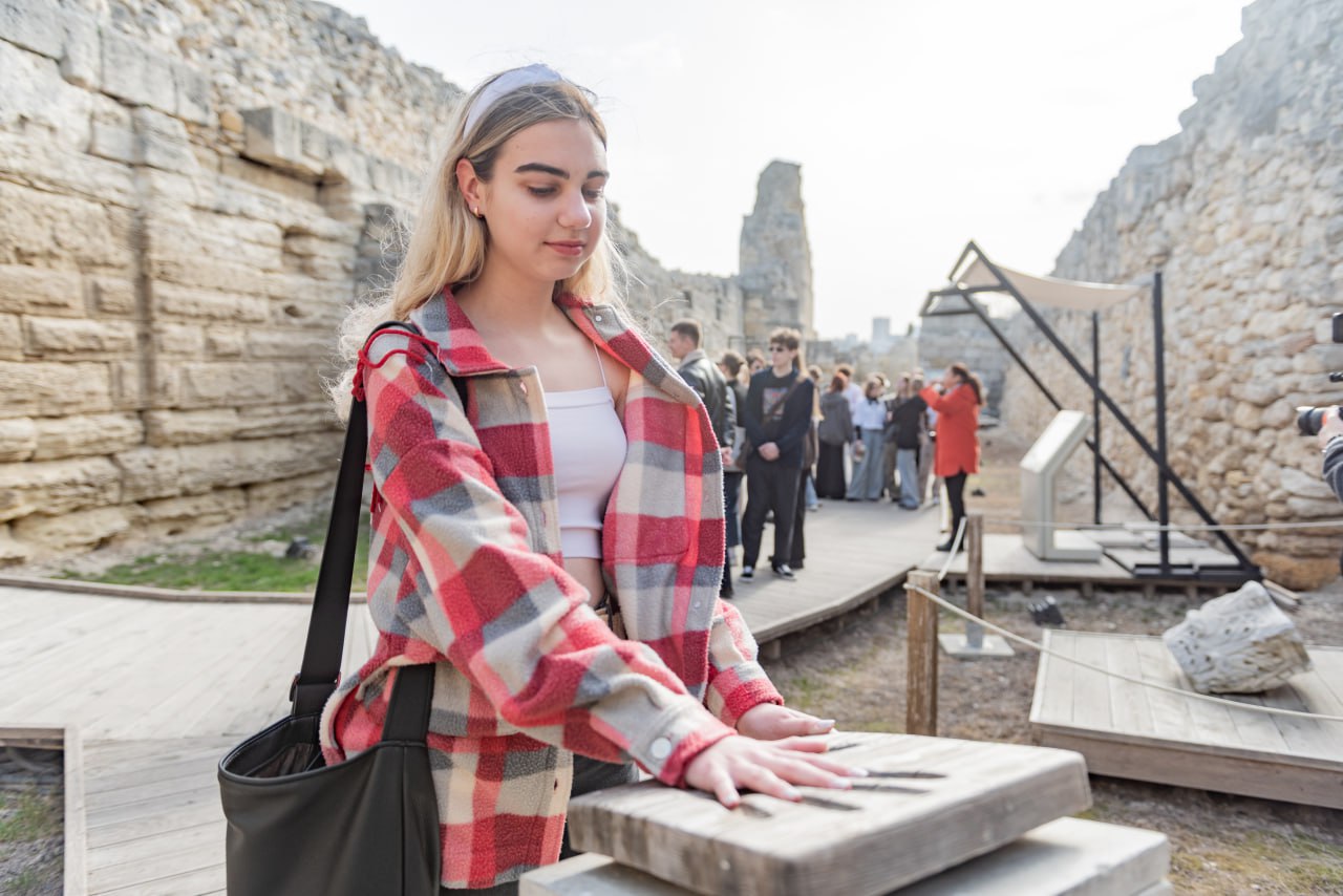 photo_5377337503595490971_y