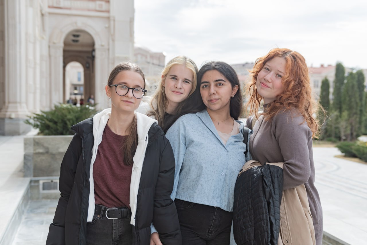 photo_5377337503595490986_y