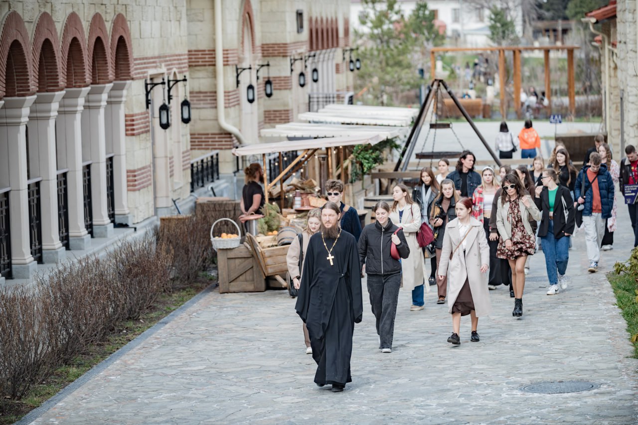 photo_5377337503595490987_y