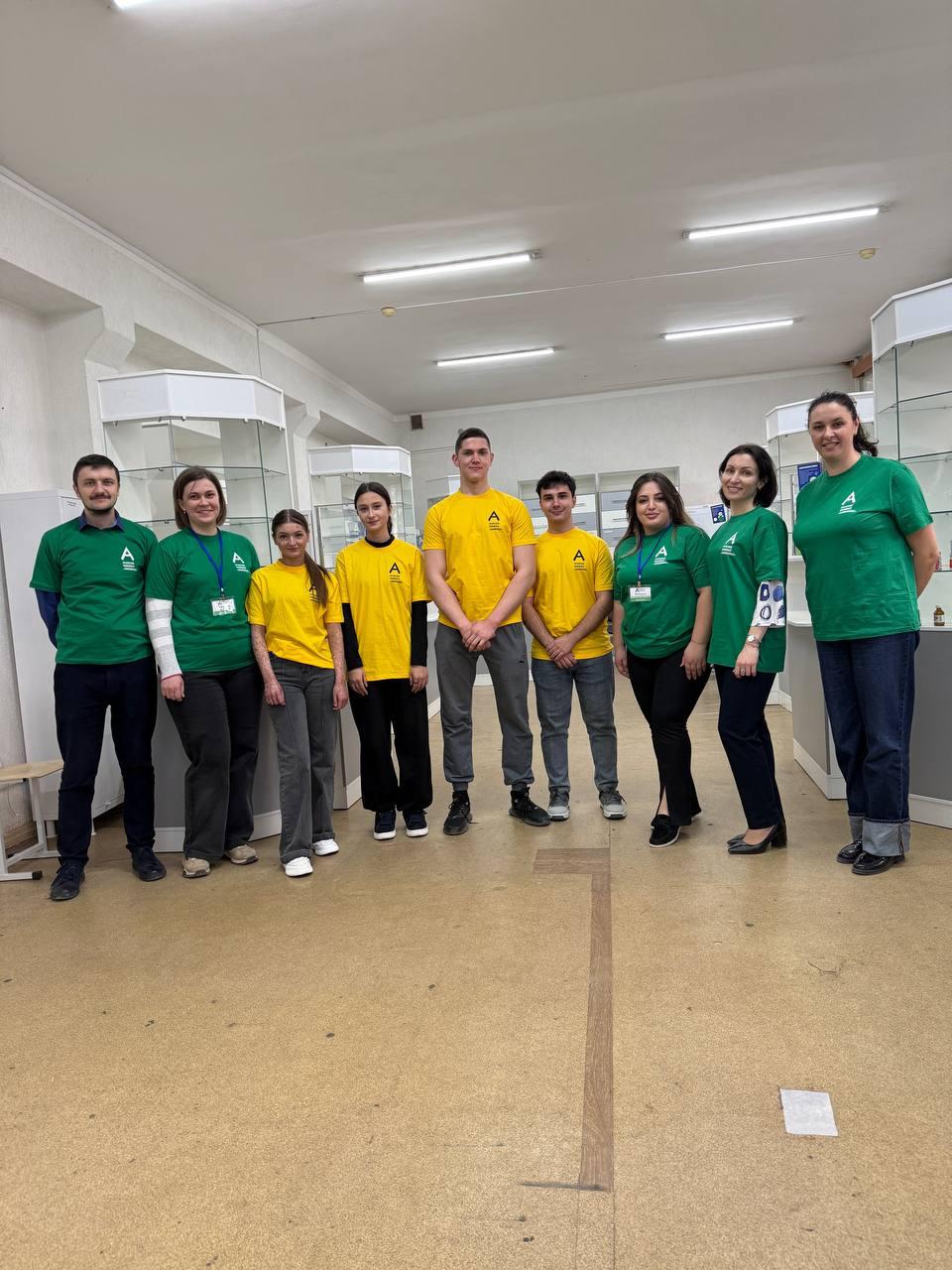 photo_5471936434622559469_y