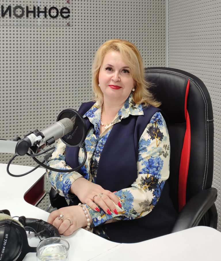 27_05_2025_v_fokuse_gost_v_studii_natalja_karmazina_-768x907