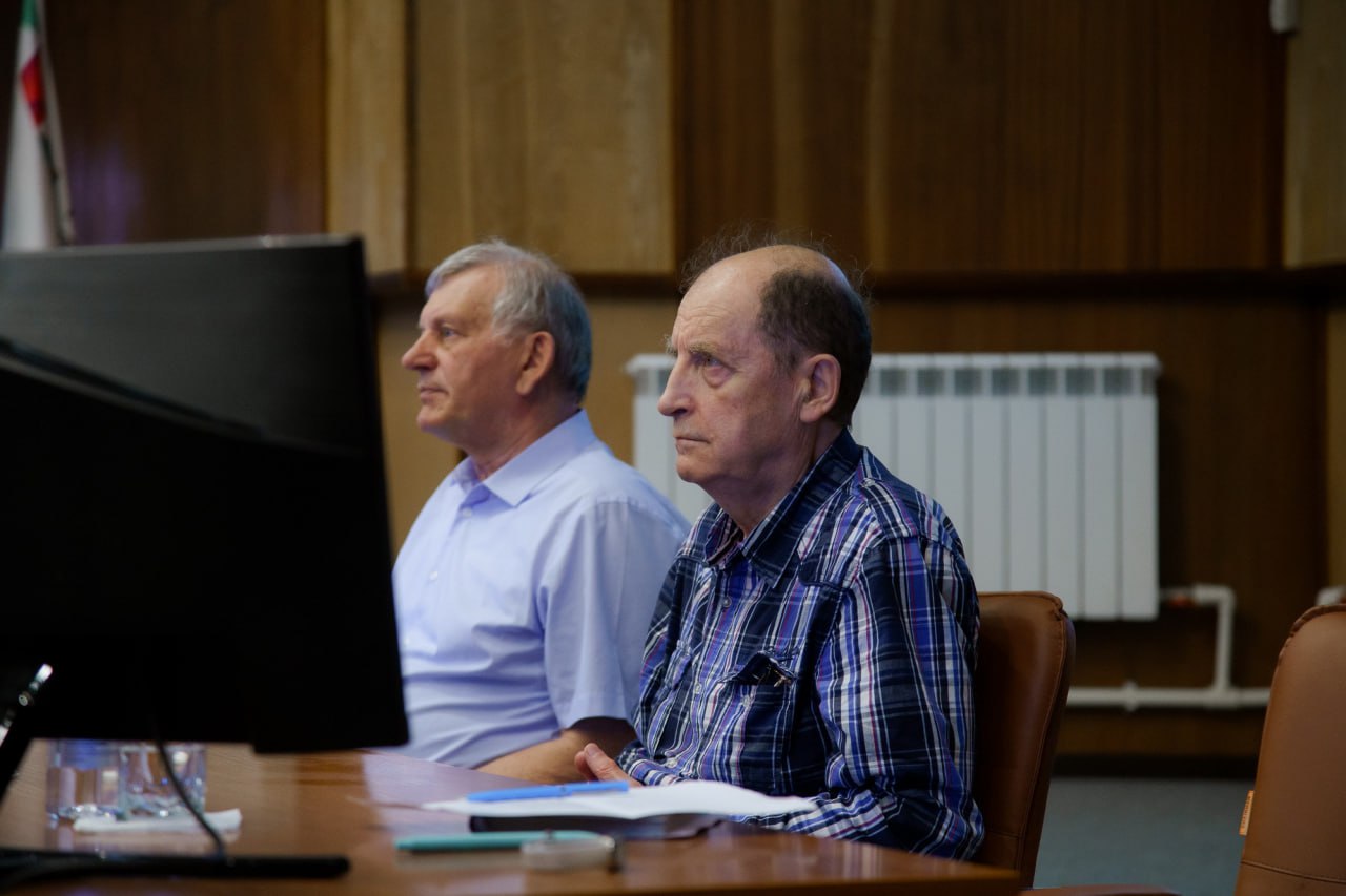 photo_5368549549536309357_y