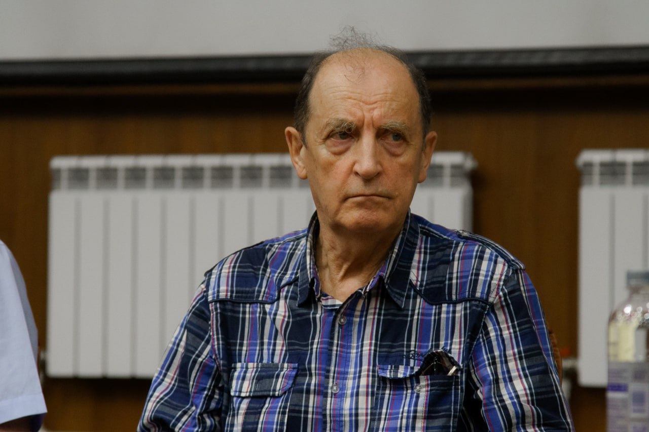 photo_5368651460520308268_y