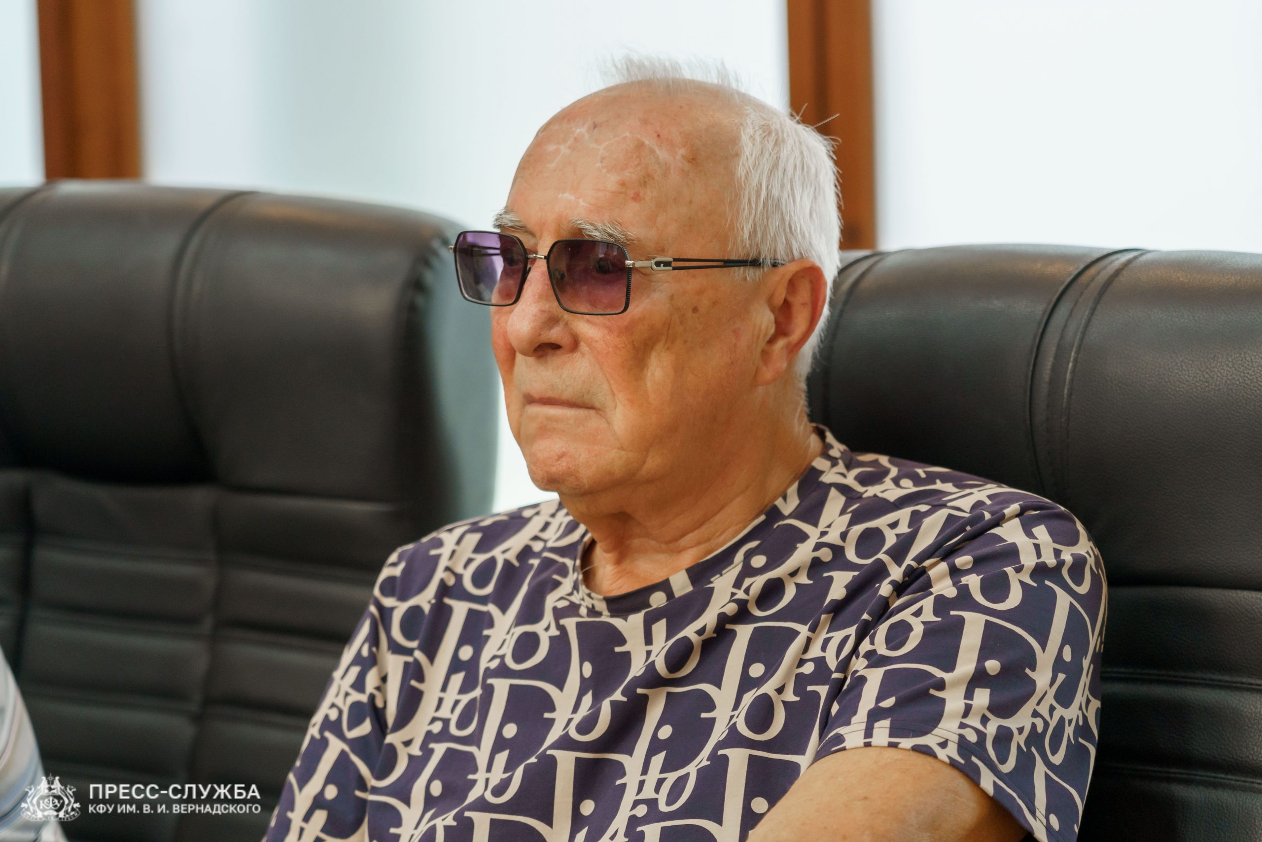 photo_5314434954471540072_y