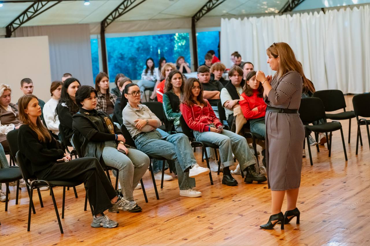 photo_5469910940930672620_y