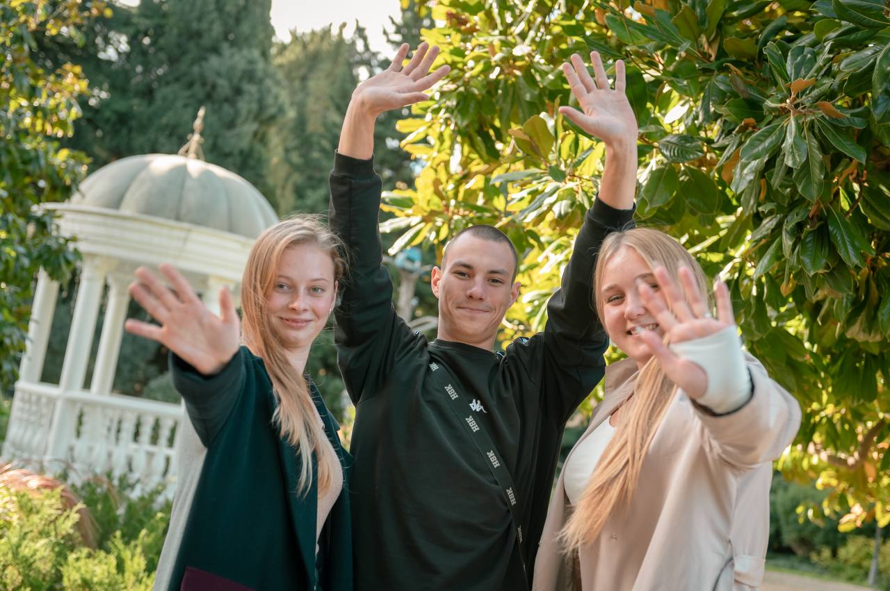 photo_5474638892469713990_y